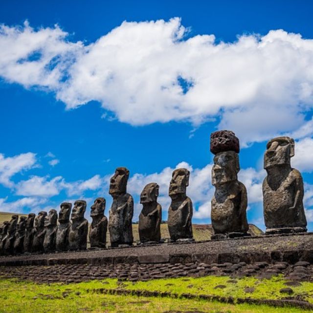 de voorouderlijn Oud voorouderbeeld van een natuurvolk, symbool voor de voorouderlijn, voorouderkracht en verbinding met je oorsprong